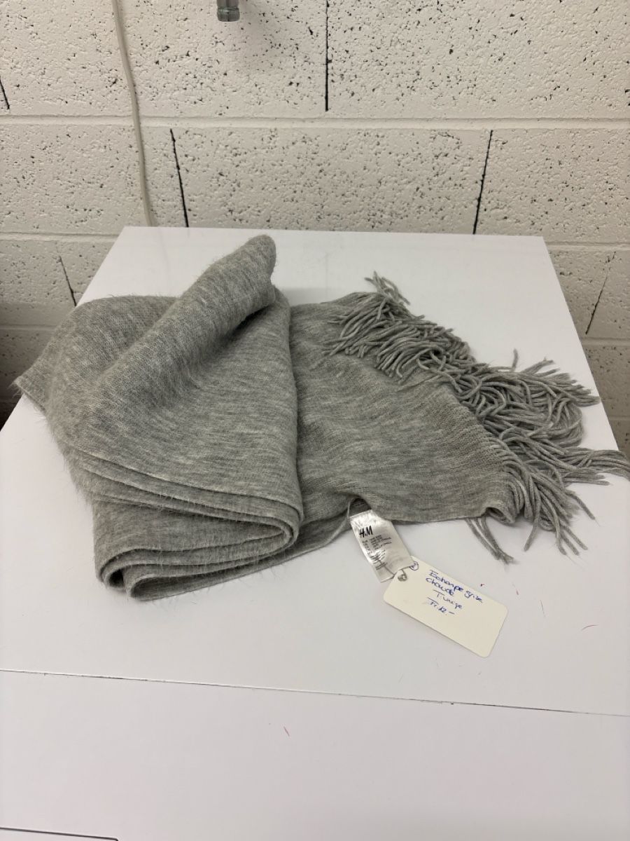 H&M Foulard & Sciarpe: H&M Écharpe, franges fines! – Usato da Pully venduto da kaba07