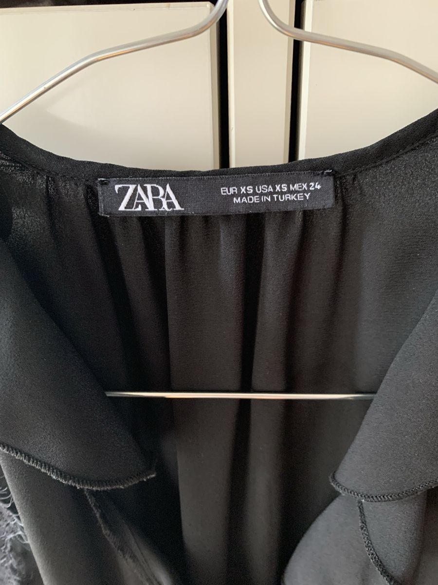 Zara Top: Black Ruffle Top - XS – Usato da Zug venduto da digalvao 1