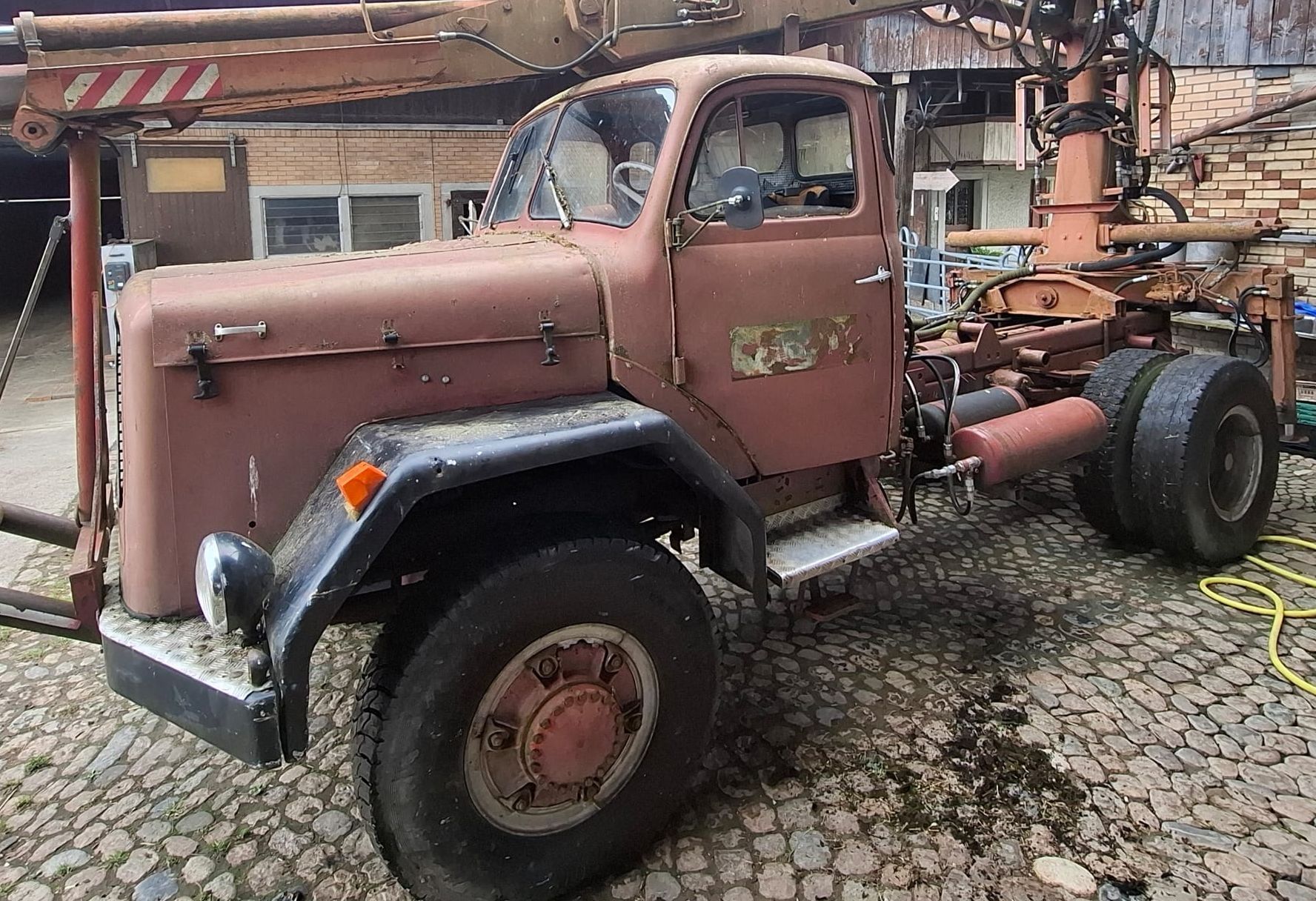 Lastwagen: Lastwagen mit Kran occasion – Gebraucht aus Wangenried von Muelliq