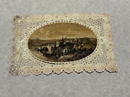 Antikes Spitzenbild mit Ansicht einer Stadt