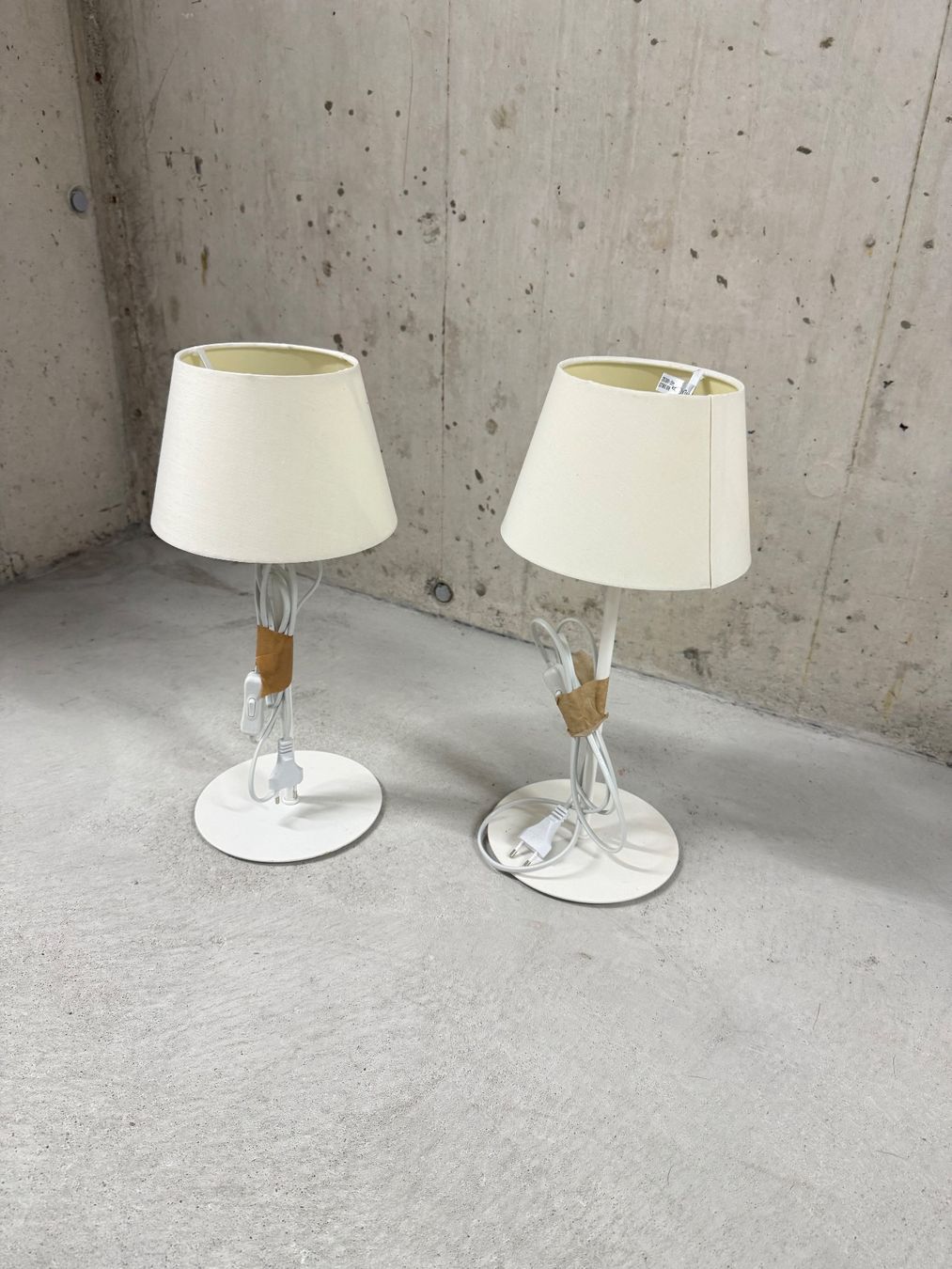 Lampade: Zwei Tischlampen weiss mit Stoffschirm – Usato da Zürich venduto da simon_am 1
