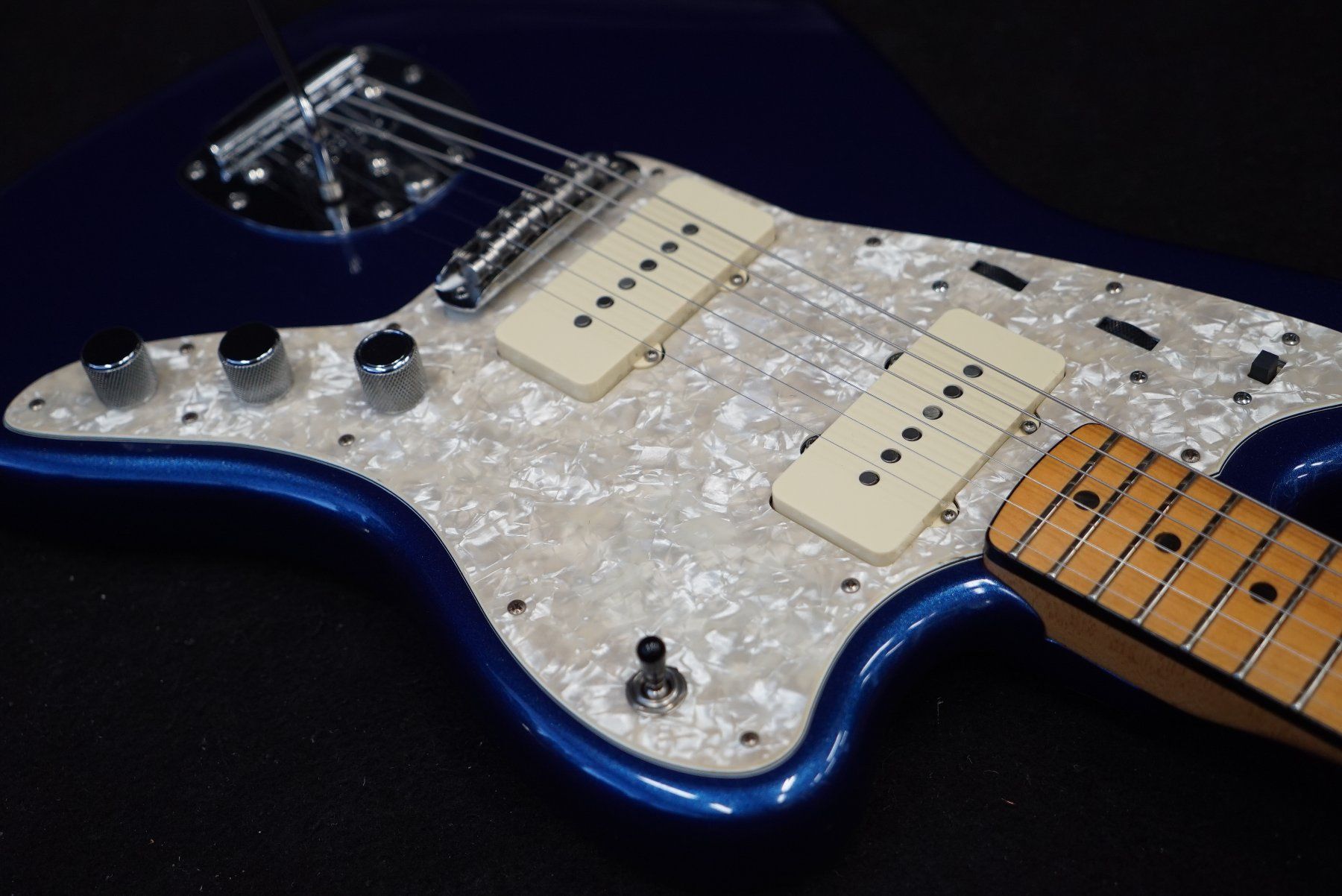 Fender Strumenti musicali: Fender American Ultra Jazzmaster - Maple Fingerboard - Cobra – Usato da Ortschwaben venduto da Musictrade 2
