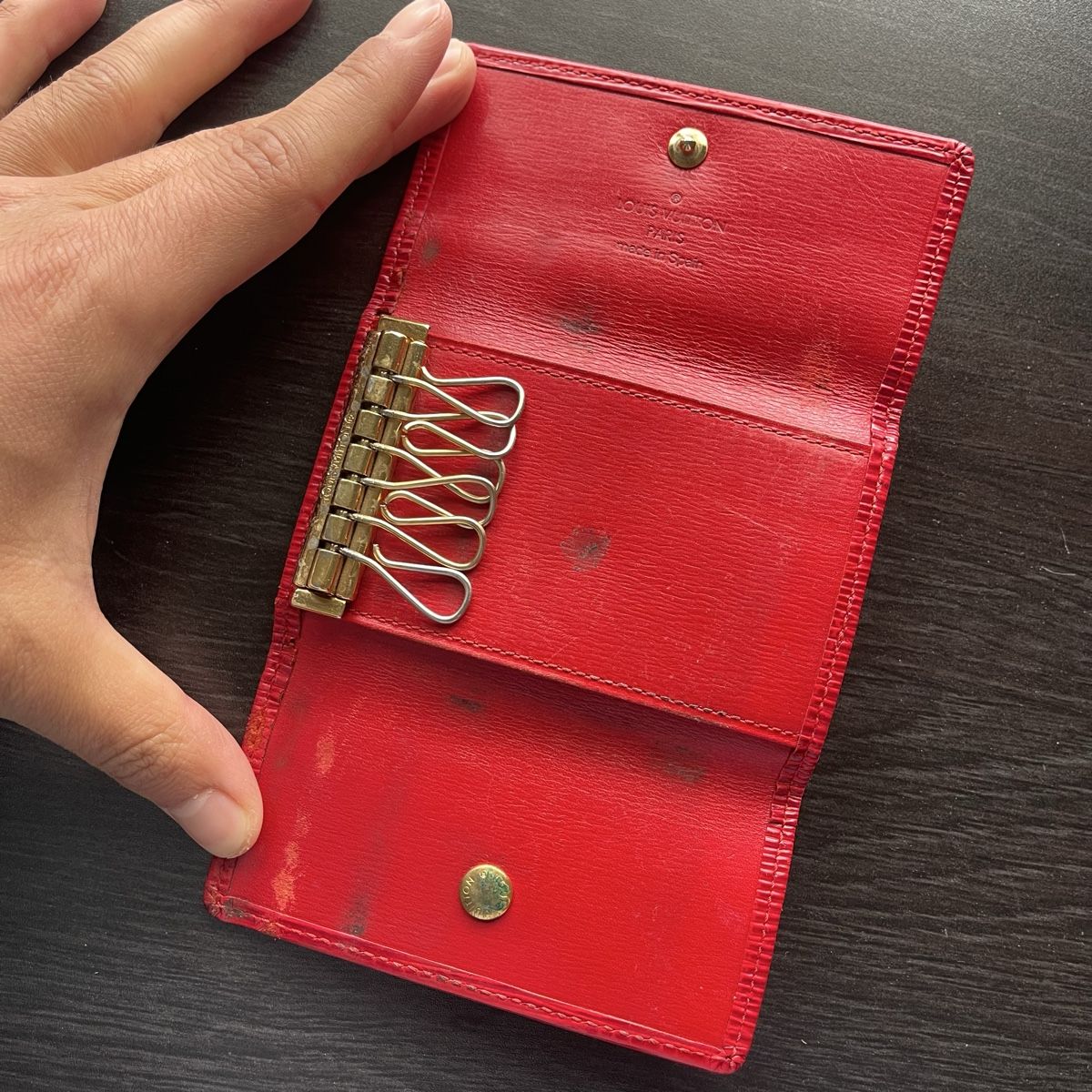 Louis Vuitton Portafogli: Vintage Louis Vuitton red key holder – Usato da Genève venduto da FoundTears 2