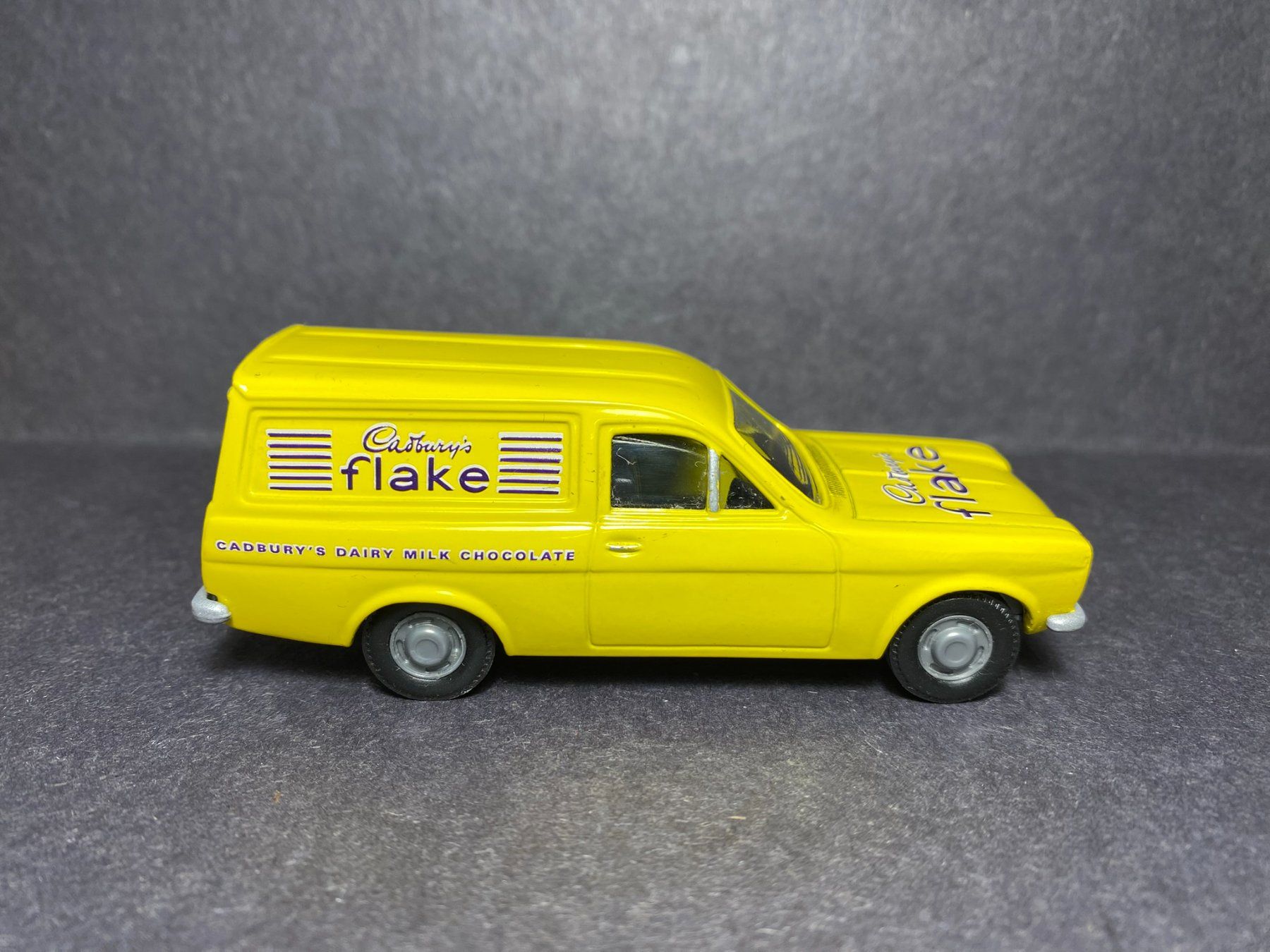 Corgi Toys Modellini d'auto: Ford Escort Van "Cadbury Flake" - Corgi 1:43 – Usato da Spiez venduto da Mlandcruiser 5