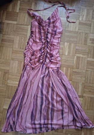 Robe à fines bretelles rose et violette