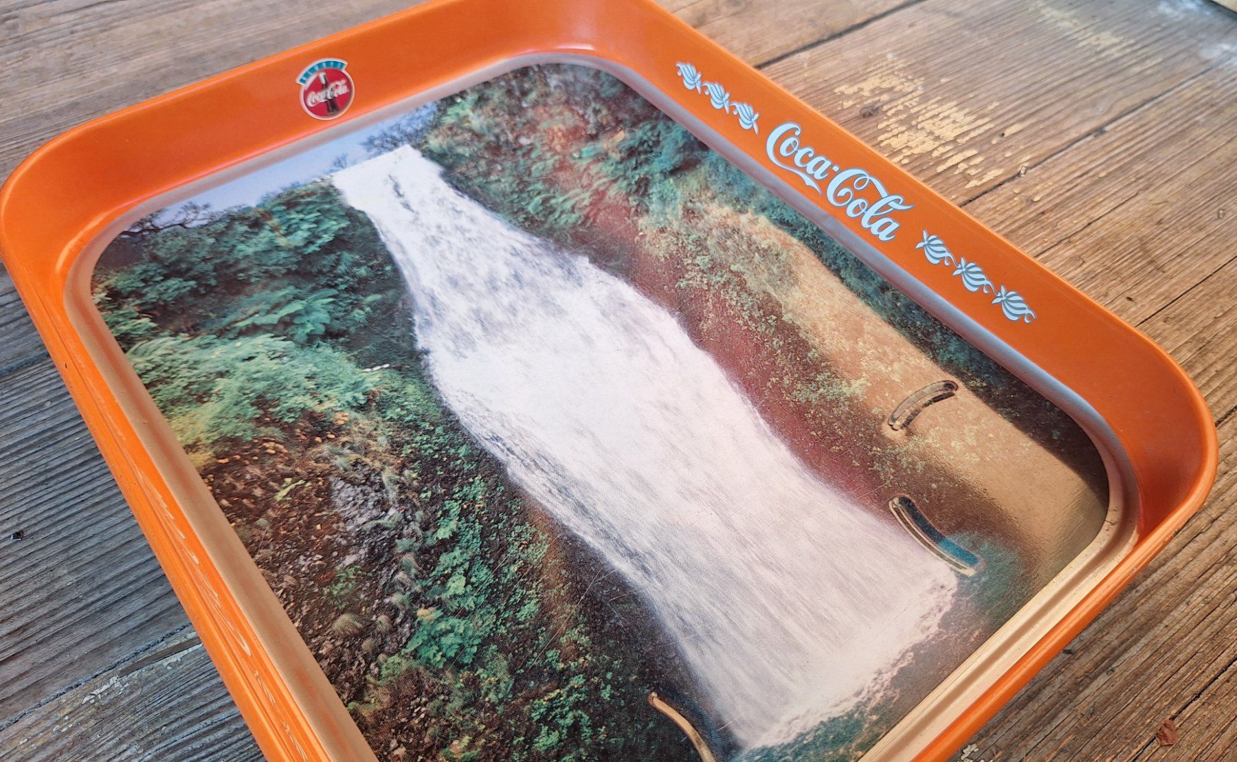 Piatti di portata: Coca Cola Tablett mit Wasserfall – Usato da Weinfelden venduto da JoeBaer 1