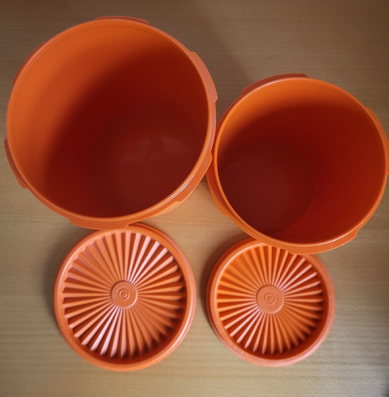 Tupperware Contenitori & Simili: Tupperware Set, Orange, 2 Dosen mit Deckel, – Usato da Winterthur venduto da Baer49 1