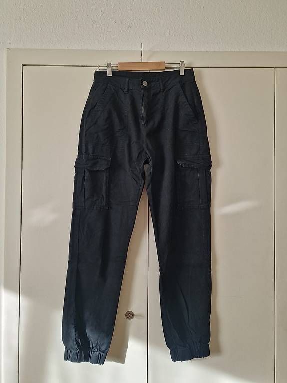 Pantaloni: Schwarze breite Cargo- Stoffhose - Grösse 40 – Usato da Dällikon venduto da m.py_92