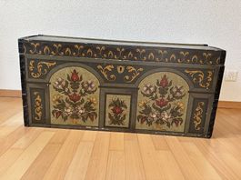 Bemalte Holztruhe