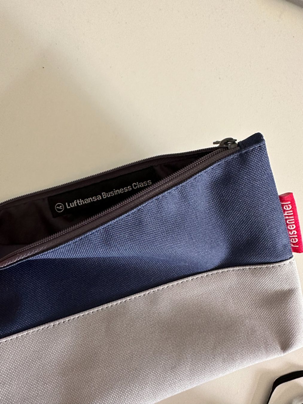 Kosmetikkoffer: Lufthansa Business Class Kit inkl. Schlafmaske – Gebraucht aus Zürich von Diazaio 1