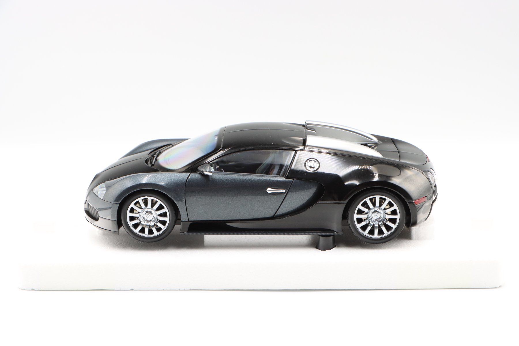 Bugatti Voitures modèles: Bugatti Veyron 2009 1:18 Minichamps – Neuf avec emballage d'origine à Bühl b.Aarberg par modelldiecast 4