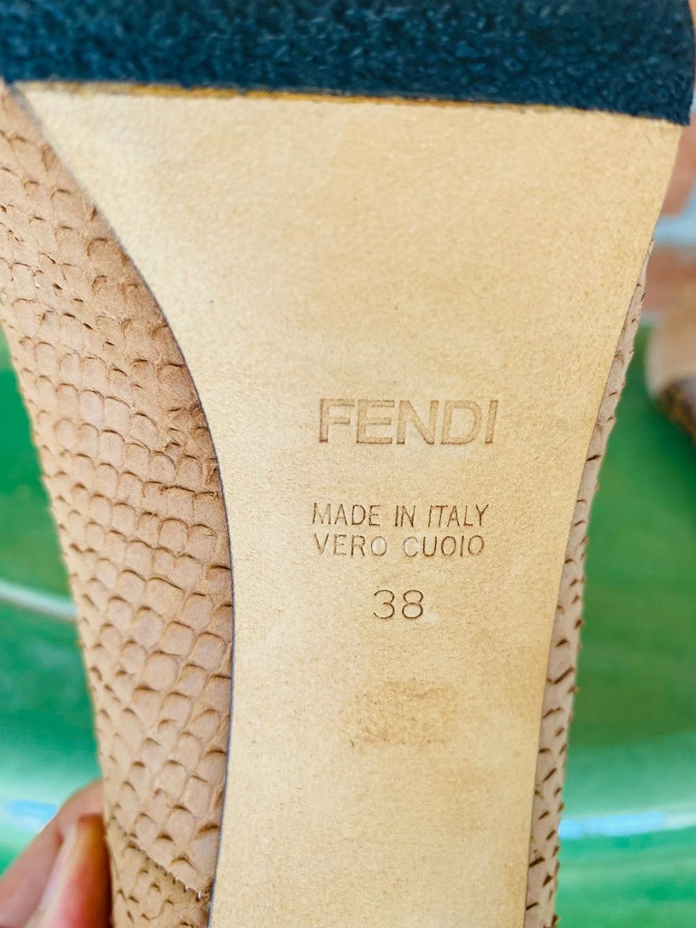 Fendi Scarpe da donna: FENDI PYTHON EMBOSSED LEATHER FF LOGO HEEL PLATFORM PUMPS – Usato da Brione s. Minusio venduto da batwoman3 2