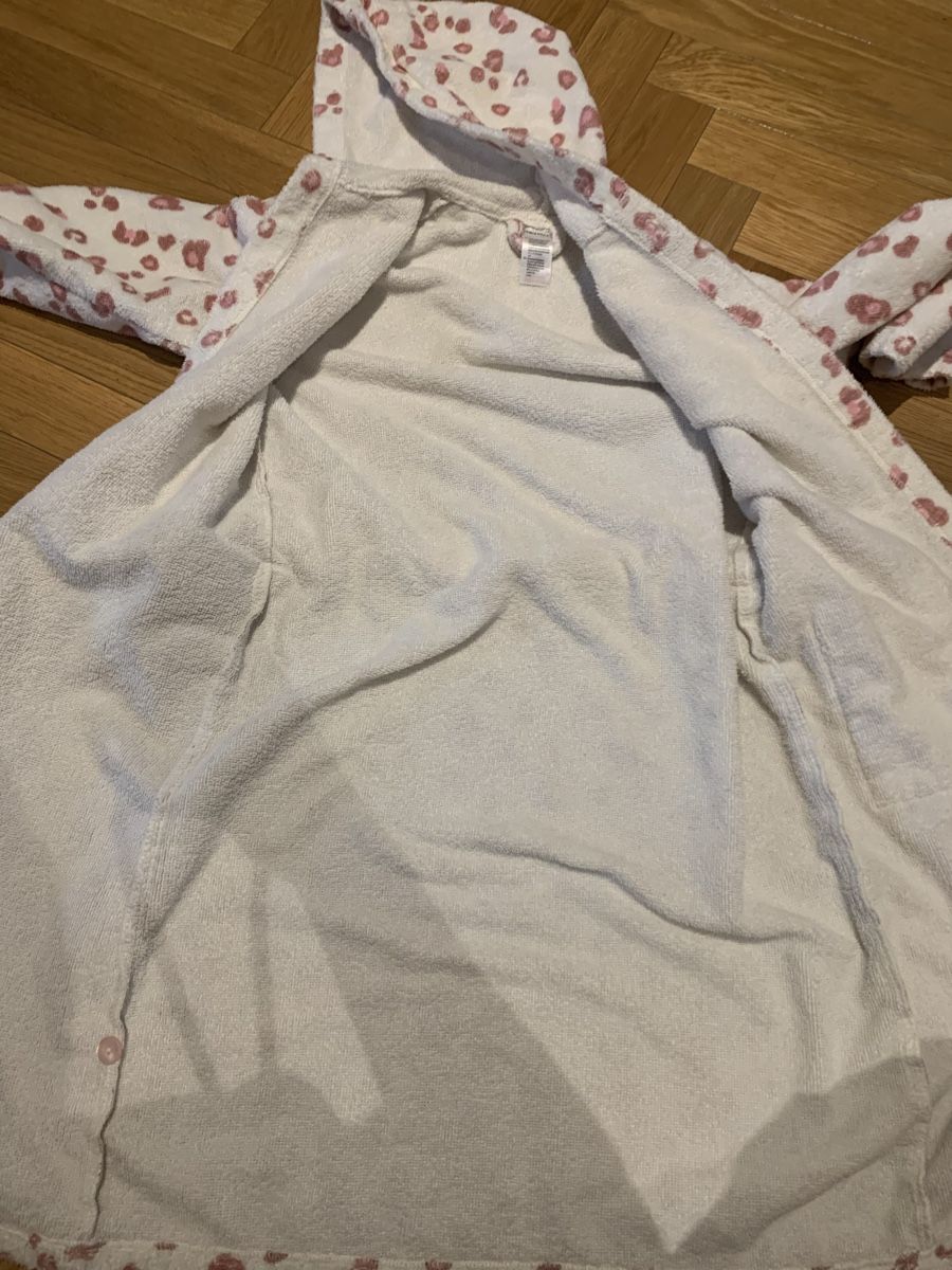 Schiesser Bademäntel: Schiesser Bademantel, Gr. 140, rosa Leoprint! – Gebraucht aus Zürich von baby0022 3