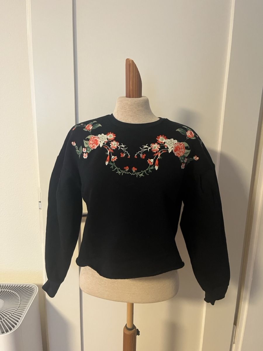 Maglioni & Felpe: Schwarzer Pullover mit Blumenstickerei, Grösse 36 – Usato da Zürich venduto da Mrstm4