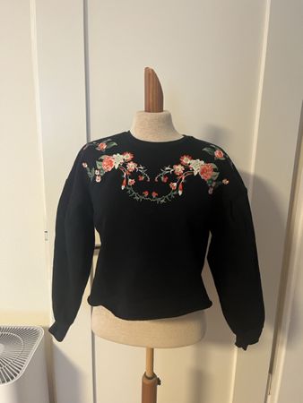 Schwarzer Pullover mit Blumenstickerei, Grösse 36