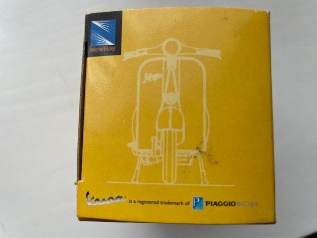 Vespa Kit di modellismo & Modellini statici: Vespa 1/32 – Nuovo e nell'imballaggio originale da Ursy venduto da DK8 2