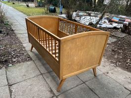 Hübsches Vintage Bett für Kleinkinder aus Massivholz