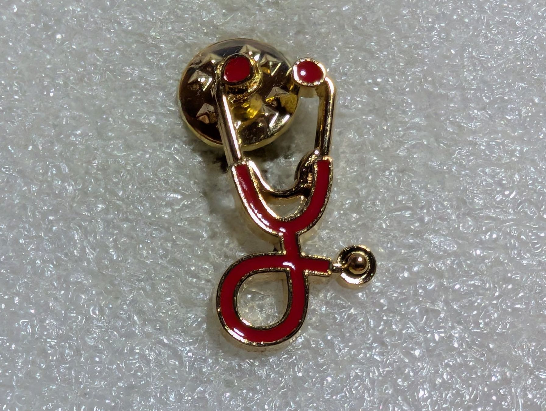 Placchette & Badge: Ansteckpin 106: Stethoskop – Usato da Oppligen venduto da Pin-Fall-Shop