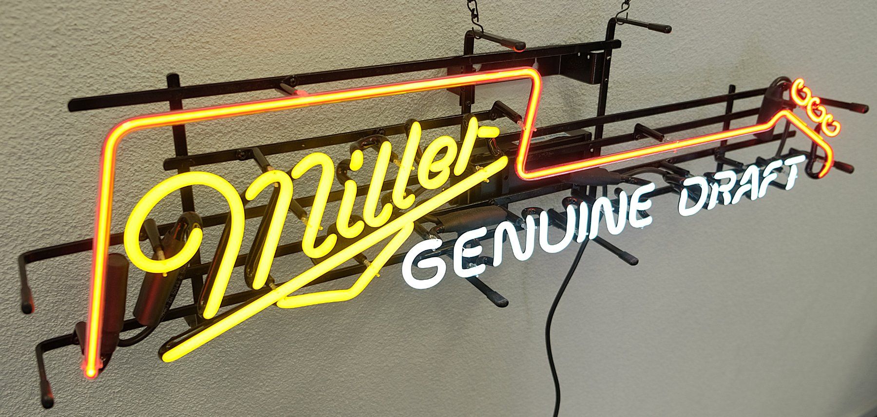 Tutte le decorazioni: Miller Genuine Draft Guitar Neon Sign – Usato da Volketswil venduto da brockipfannenstil 5
