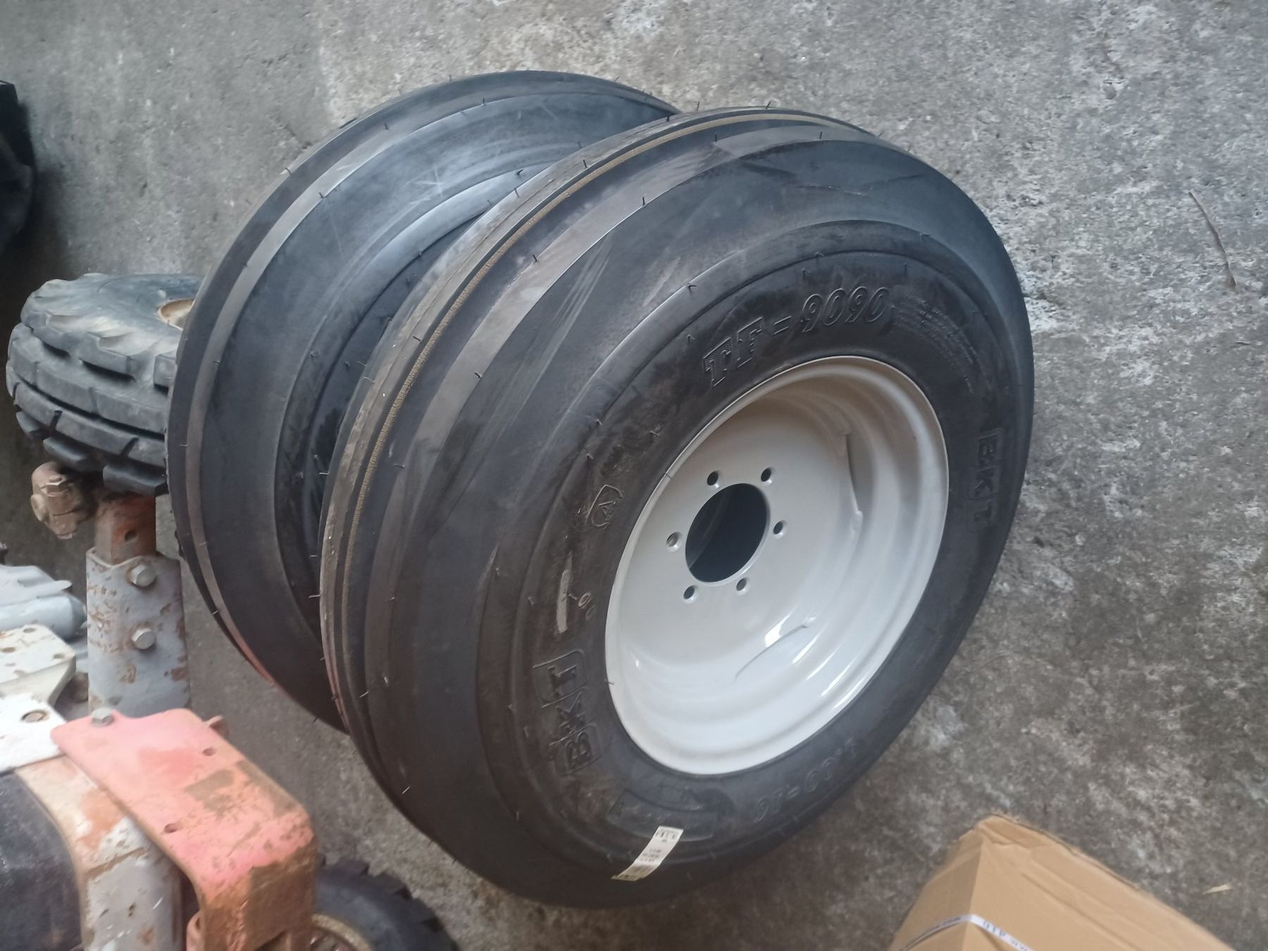 Massey Ferguson Traktoren: MF-Vorderräder (Breitreifen) – Neu und originalverpackt aus Rothenthurm von mf-schuler