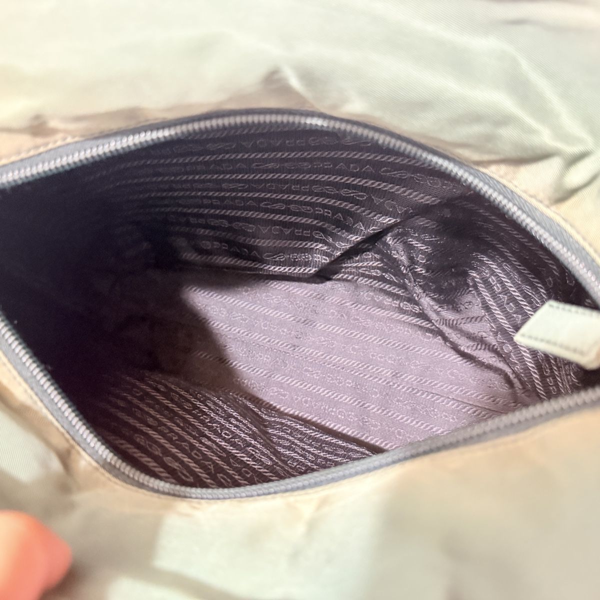Prada Taschen: Prada Nylon Tessuto Handbag Tote – Gebraucht aus Geneve von DarlingVintage 5