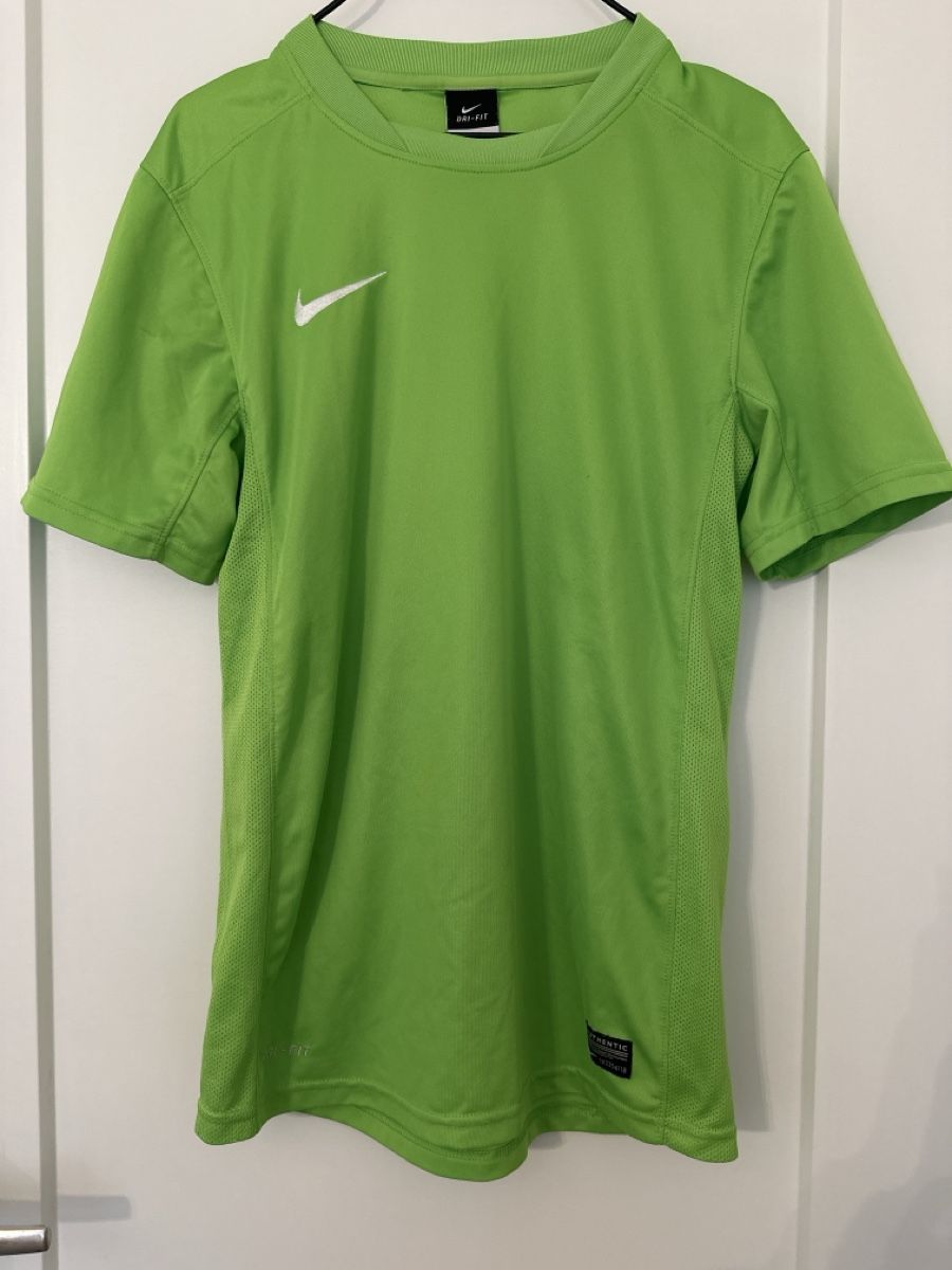 Nike T-shirt: Nike TShirt – Usato da Basel venduto da jane_2h95