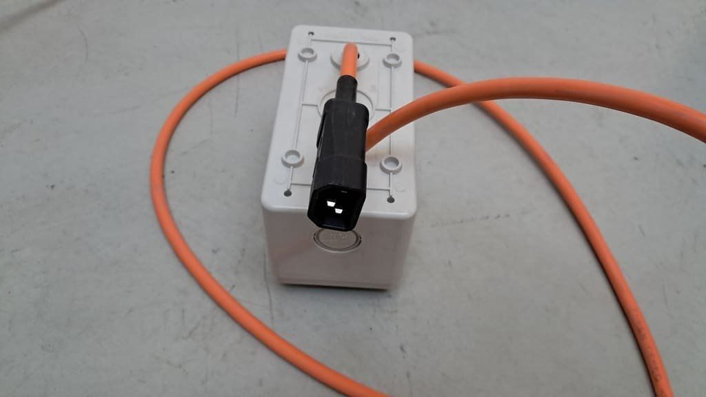 Componenti elettronici: elektrische Anschlussbox FI mit Sicherung – Usato da Alpnach-Dorf venduto da Hess-Automobile 2