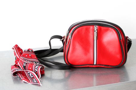 Kleine Tasche aus Leder (Italy Design) mit Ungaro Seidentuch