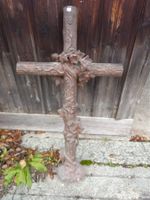 Croix de cimetière en fonte, très ancienne