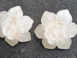 Antike weiss Glas florale Ohrclips, ca 1920