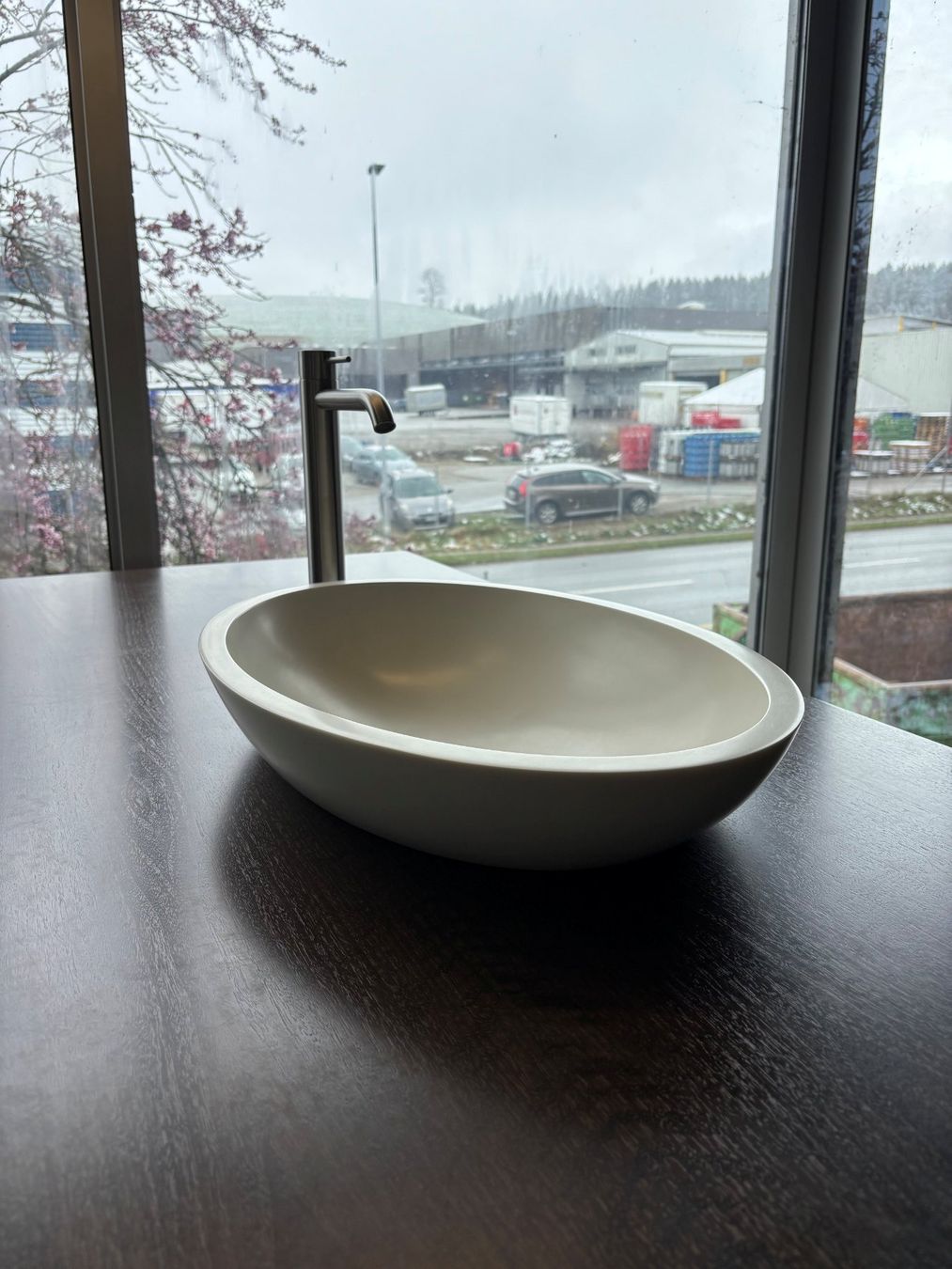 Tavoli: Stehtisch mit Waschbecken und Armatur – Usato da Ebersecken venduto da marmobisa-ag 2