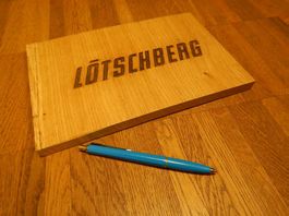 Brett mit eingeprägtem Schriftzug Lötschberg