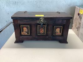 Holztruhe dunkel mit Wappen und Kriegerreliefs- Wiitergäh