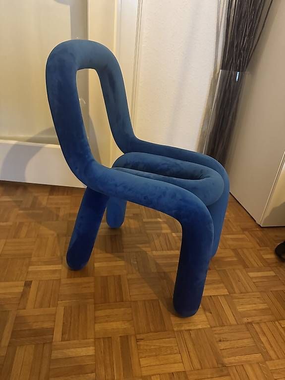 Chaises: Chaise design en velours  – D'occasion à Lausanne par ant_g7zb 1