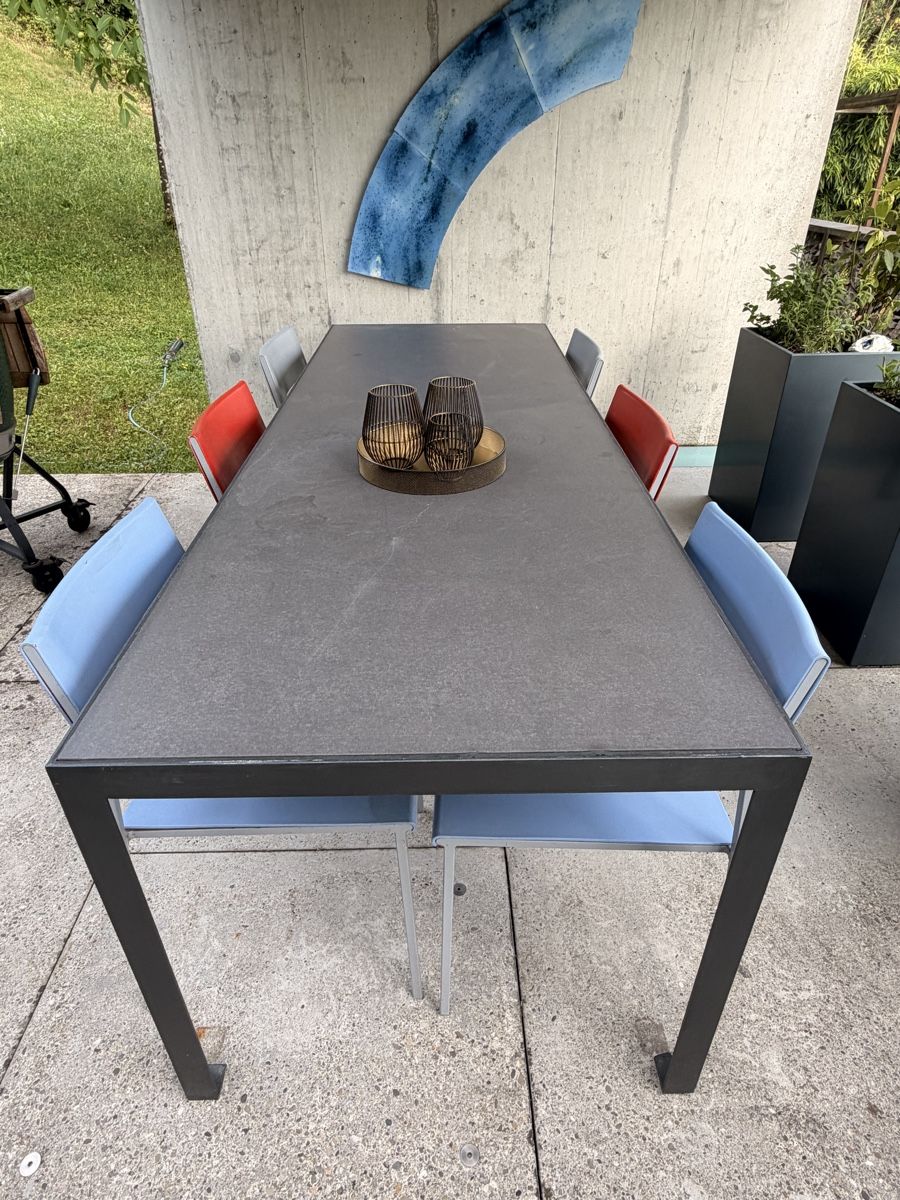 Set de table et chaises: Gartentischgarnitur mit massivem Tisch und farbigen Stühlen – D'occasion à Kirchdorf AG par est_8bds