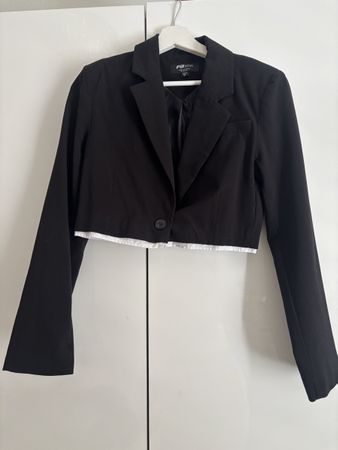Schwarzer Zweiteiler aus Blazer und Hose