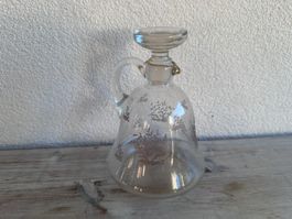 Petite carafe à motifs végétaux