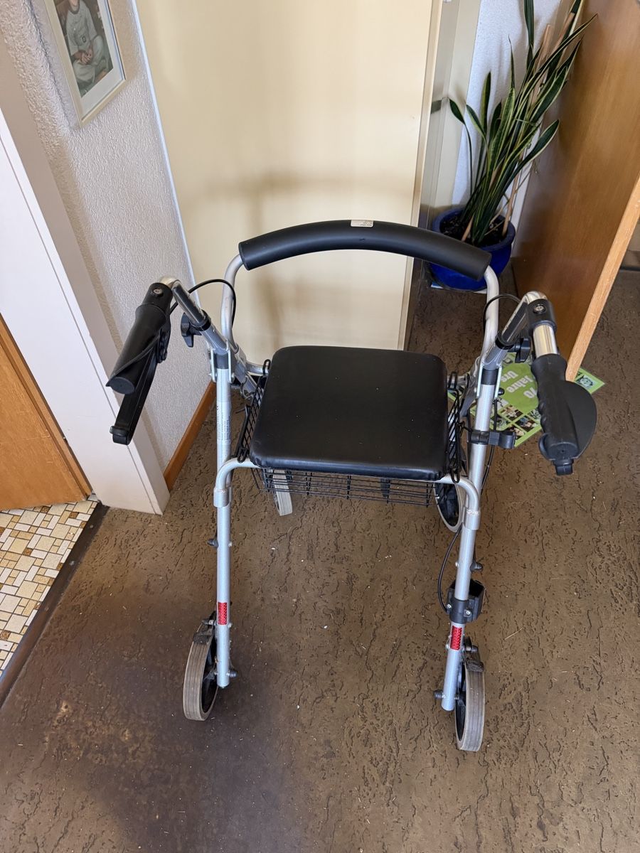 Gehhilfen: Rollator mit Sitz und Korb gebraucht – Gebraucht aus Grünen von Padoxen 2