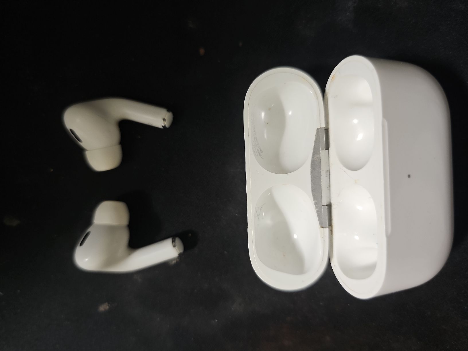 Apple Cuffie: Apple AirPods Pro 2 mit Ladecases und lade kabel – Usato da Bäretswil venduto da ema_b7vf