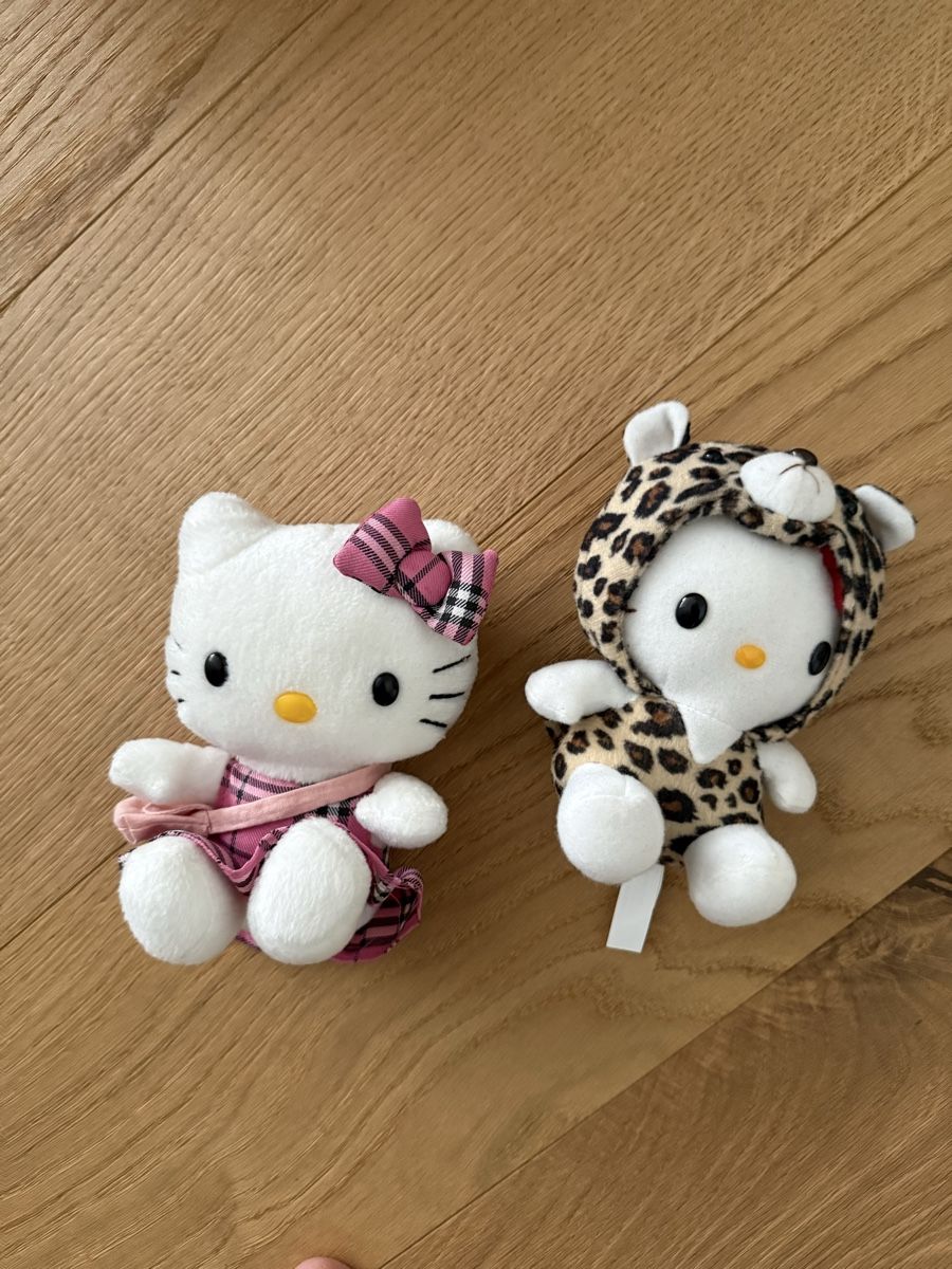 Hello Kitty Giocattoli: 2 Hello Kitty Plüschfiguren – Usato da Langenthal venduto da roux