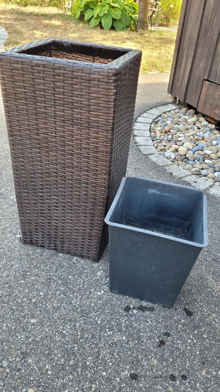 Pots de fleurs: Übertopf Kunststoffgeflecht dunkelbraun – D'occasion à Glattfelden par peppa11 1