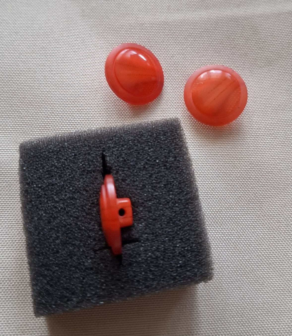 Bottoni: 3 Stück Knöpfe, 17 mm. Orange – Usato da Dietikon venduto da Hirschkopf 3