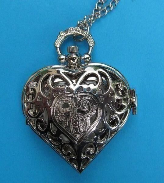 Catenine: Kette mit Uhr Herzform silbrig mit Deckel – Nuovo e nell'imballaggio originale da St. Margarethen TG venduto da ursk10 5