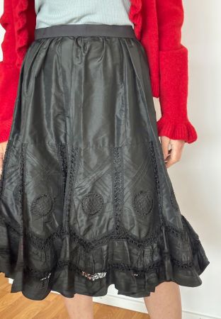 Exklusiver Seidenjupe mit Spitzen und Bisen