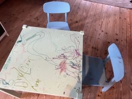 Kindertisch mit zwei Stühlen, Maltisch, Basteltisch