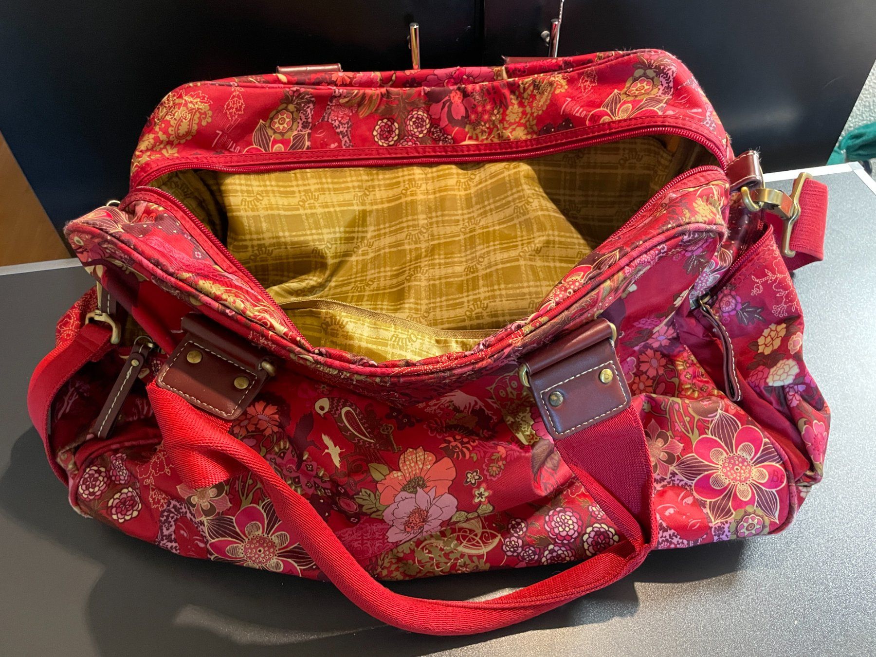 Oilily Taschen: Oilily Weekender rot-bunt , Reisetasche – Gebraucht aus Hittnau von kleen 1