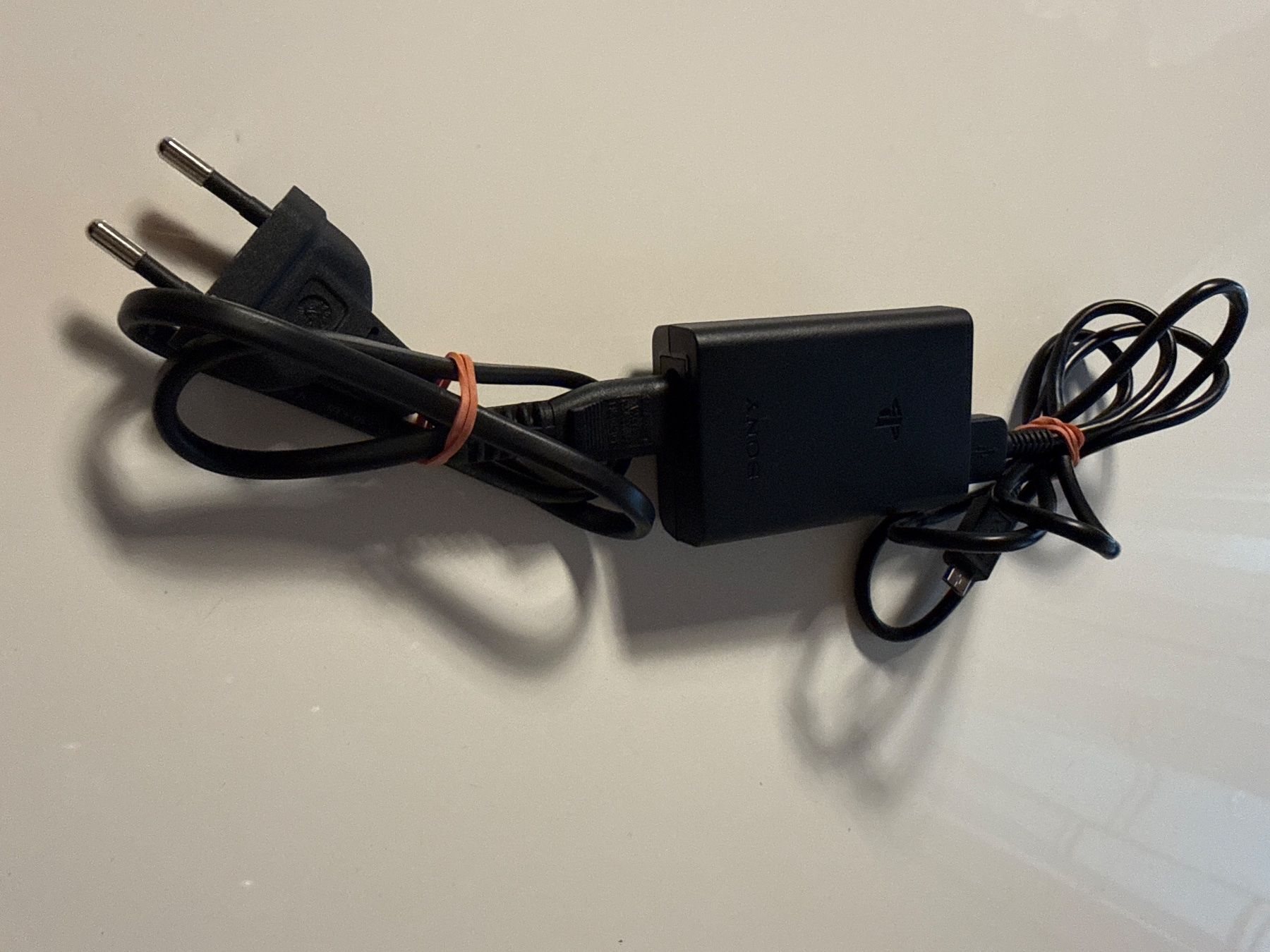 Sony Console: Sony PS Vita, Model PCH-2004 mit Ladekabel – Usato da Niederbipp venduto da nbf_qy2d 5
