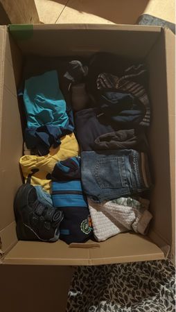 Karton mit Kinderkleidung Grösse 74-86 