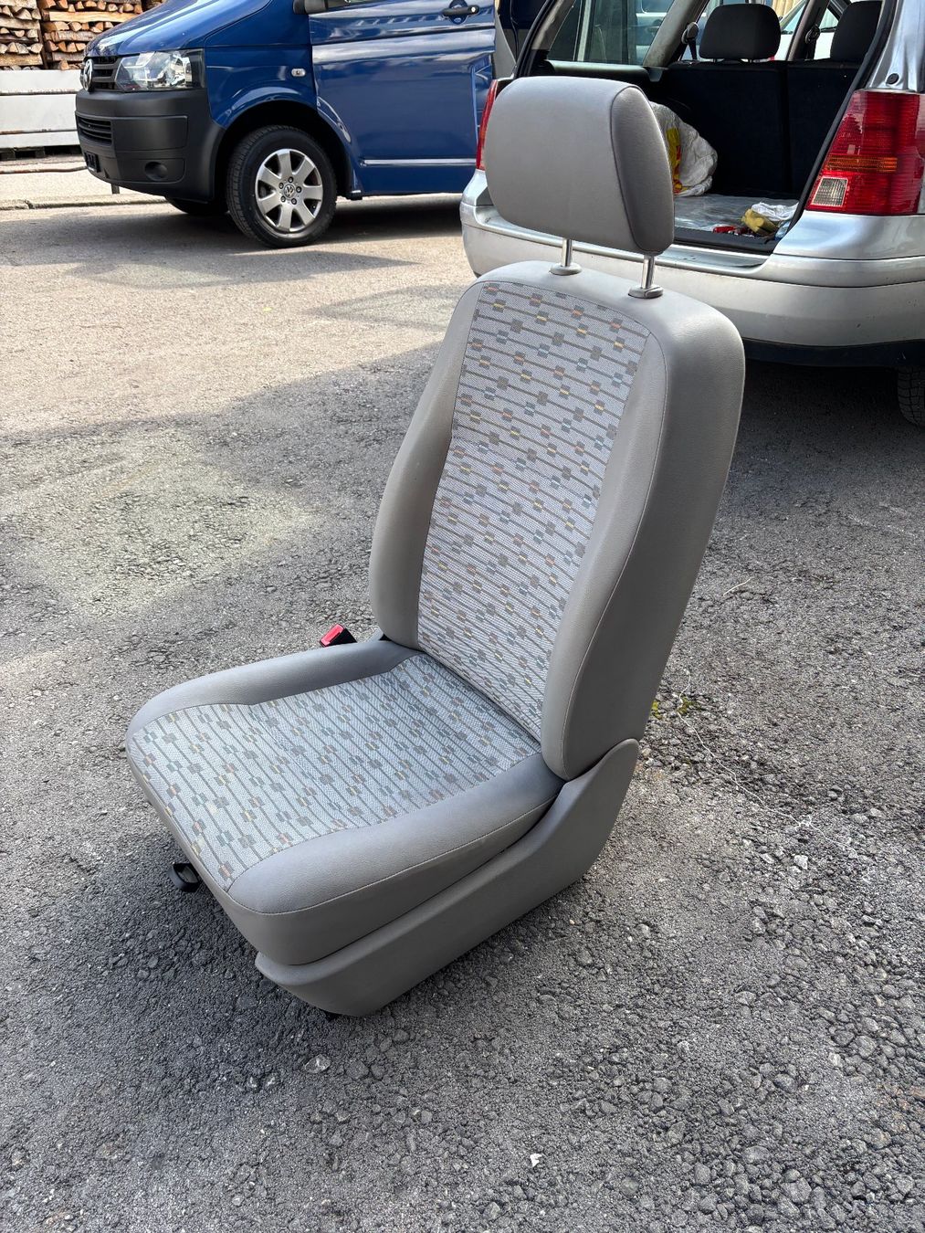 VW Tutti pezzi di ricambio auto: VW T5 Fahrer oder Beifahrersitz – Usato da Gams venduto da mir_n5kk 5