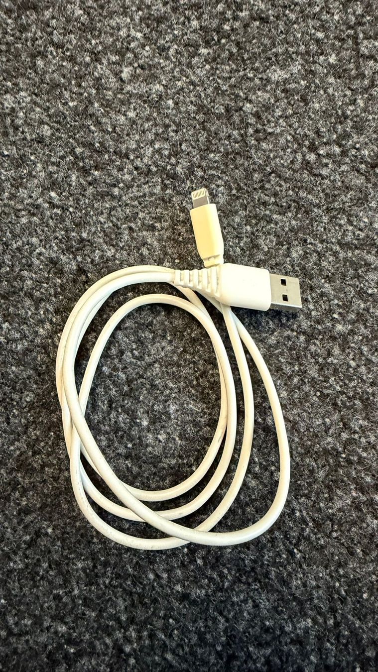 Kabel: iPhone Ladekabel Lightning – USB Kabel – Gebraucht aus Zürich von Mademoiselle_M